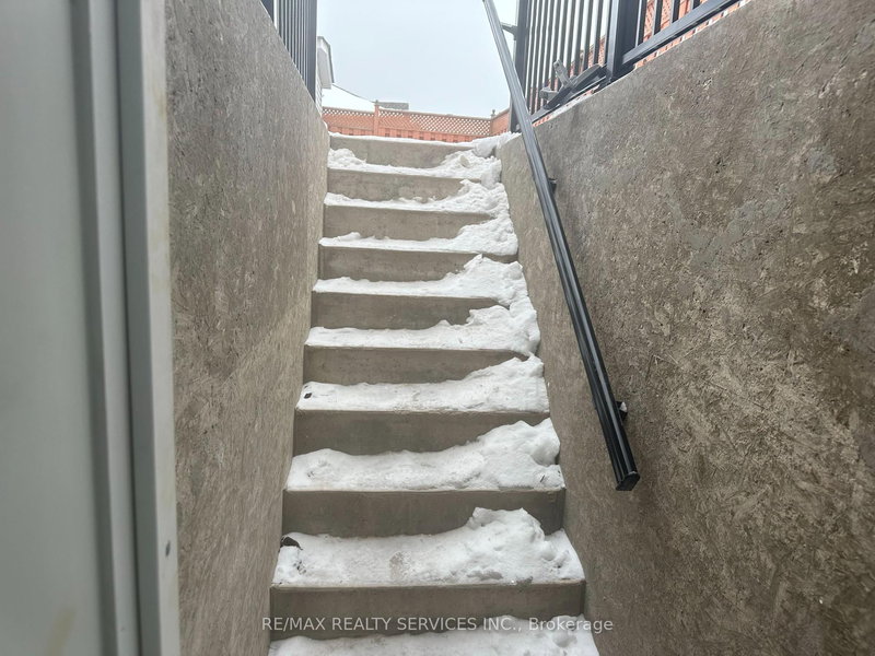 32 Silo Crt, Brampton, L6X 4S4 | Image 2