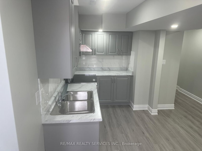 32 Silo Crt, Brampton, L6X 4S4 | Image 3