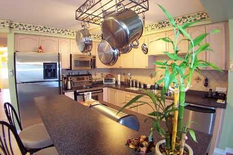 8 Oak Gardens Crt, Brampton, L6R2Y6 | Image 3