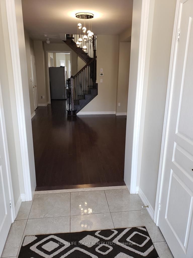 10 Lloyd Cres, Brampton, L7A 4J5 | Image 3