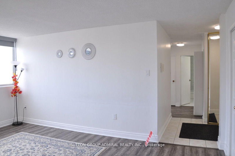 1611 - 3590 Kaneff Cres, Mississauga, L5A 3X3 | Image 2