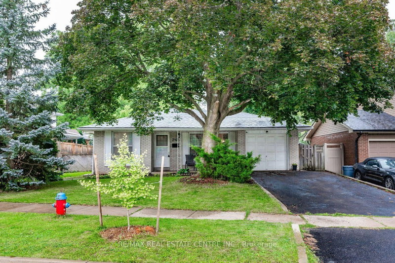 2145 Sandringham Dr, Burlington, L7P 1T8 | Image 2