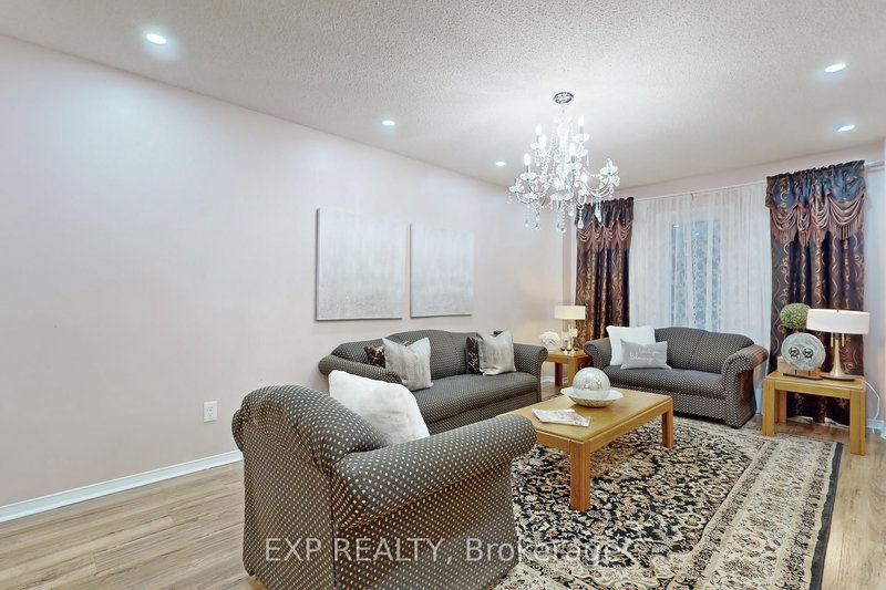 30 Adirondack Cres, Brampton, L6R 1E5 | Image 2
