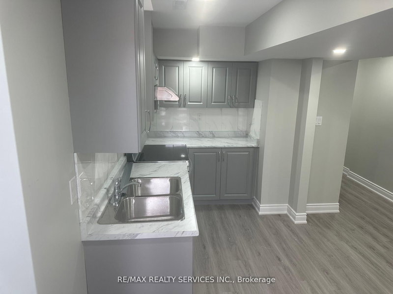 32 Silo Crt, Brampton, L6X 4S4 | Image 2