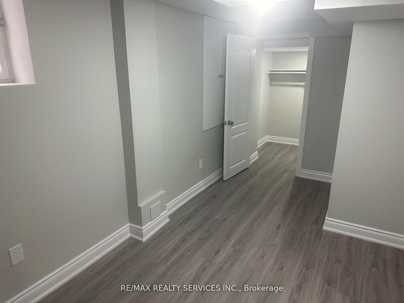 32 Silo Crt, Brampton, L6X 4S4 | Image 3