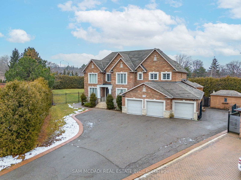 2489 Olinda Crt, Mississauga, L5C 4P5 | Image 2