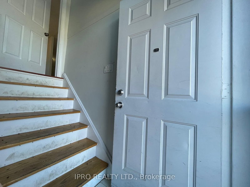 Upper - 498 Daralea Hts, Mississauga, L5A 3H8 | Image 2