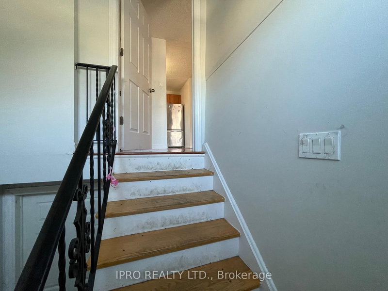 Upper - 498 Daralea Hts, Mississauga, L5A 3H8 | Image 3