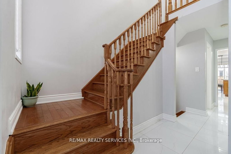 20 Edenvalley Rd, Brampton, L7A 2M6 | Image 3