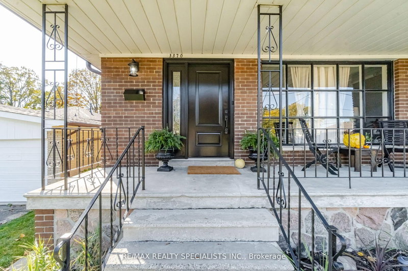 3370 CEDAR CREEK Dr, Mississauga, L4Y 2Y1 | Image 2