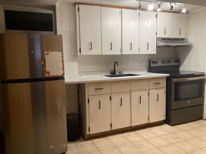 Lower - 400 Nairn Ave, Toronto, M6E 4J3 | Image 2