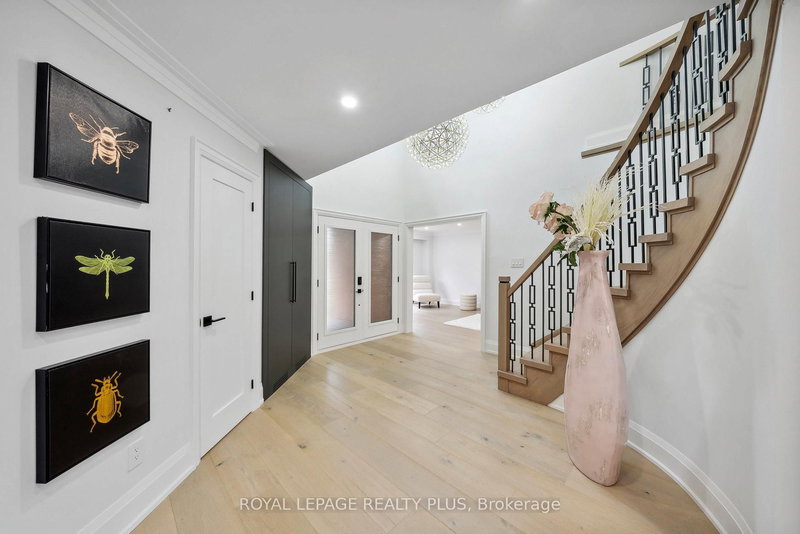 4344 Dallas Crt, Mississauga, L4W 4G7 | Image 3