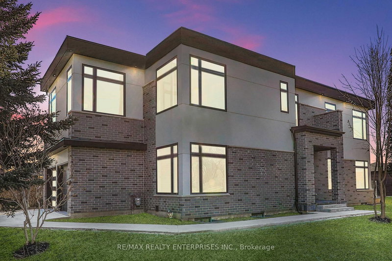 1050 Edgeleigh Ave, Mississauga, L5E 2G1 | Image 3