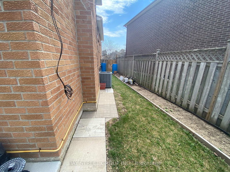 8 Kerwood (Main) Pl, Brampton, L6Z 1Y1 | Image 2