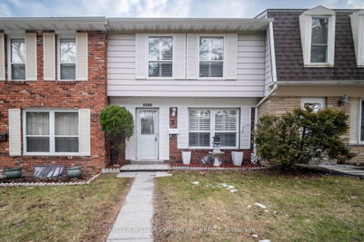 Townhouse sold at 2-2220 Upper Middle Road, Burlington, Ontario, L7P 2Z9 - Brant Hills - MLS: W8085416
