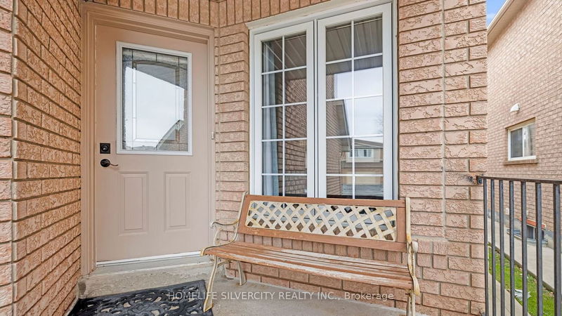 70 Tumbleweed Tr  Brampton, L6Y 4Z9 | Image 3