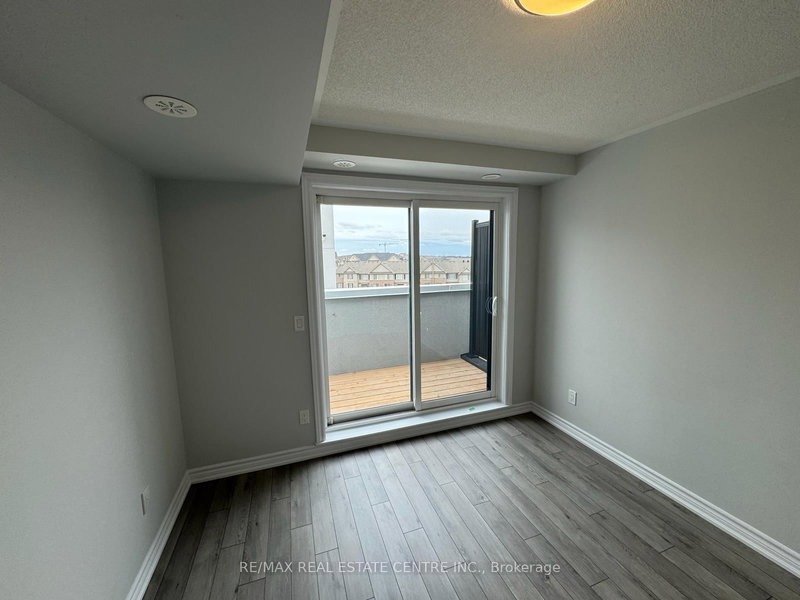 346 - 349 Wheat Boom Dr, Oakville, L6H 7X5 | Image 2