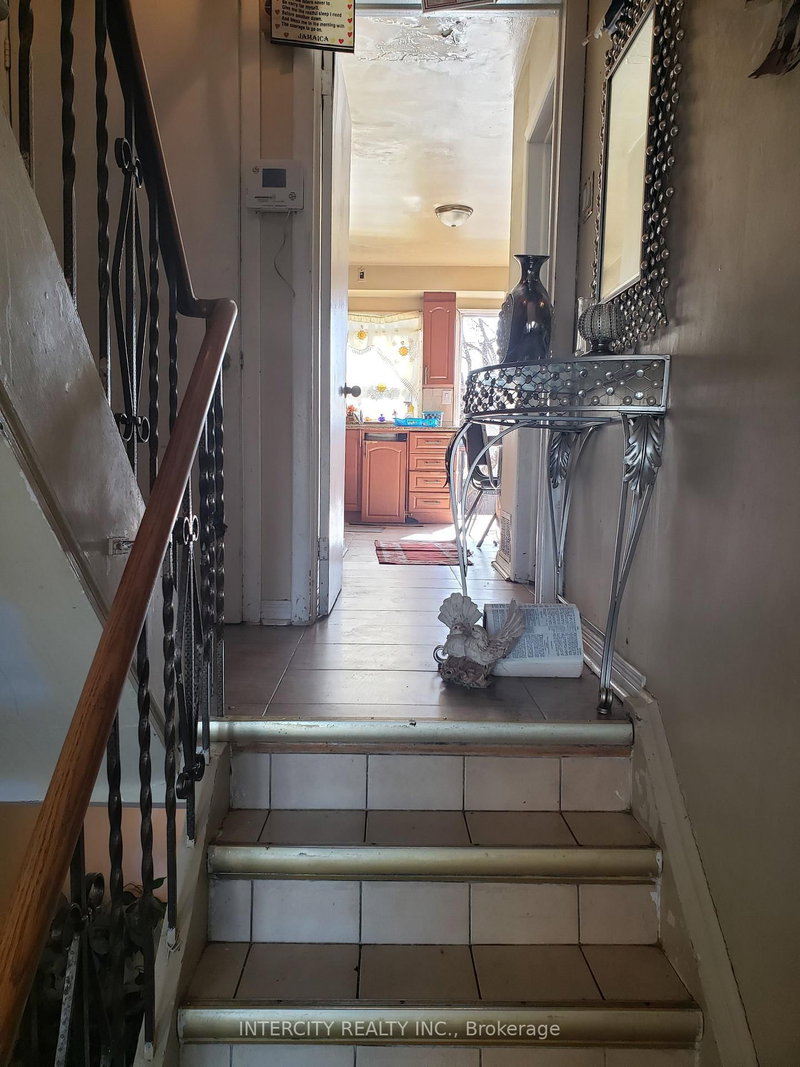 25 Falstaff Ave, Toronto, M6L 2C6 | Image 2