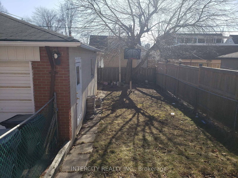 25 Falstaff Ave, Toronto, M6L 2C6 | Image 3