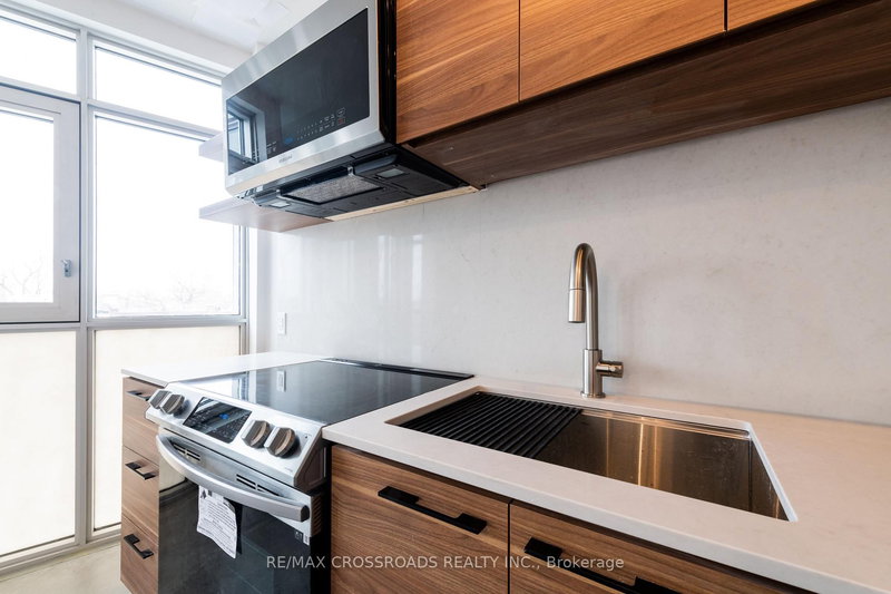 3A - 3333 Dundas St W, Toronto, M6P 2A6 | Image 2