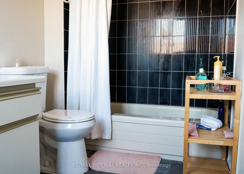 3405 Colonial Dr S, Mississauga, L5L 5B9 | Image 3