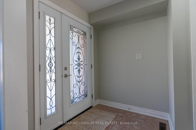 22 Beresford Cres N, Brampton, L6P 2M2 | Image 3