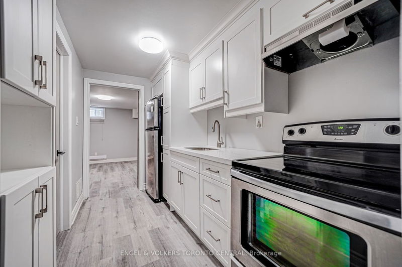 home for lease on Lower-39A Lippincott Street E
