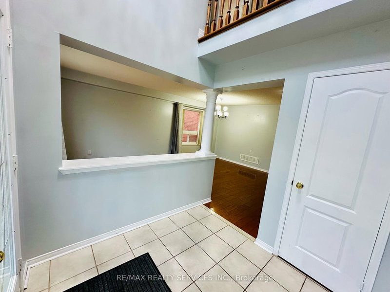 15 Heatherdale Dr, Brampton, L7A 2H6 | Image 2