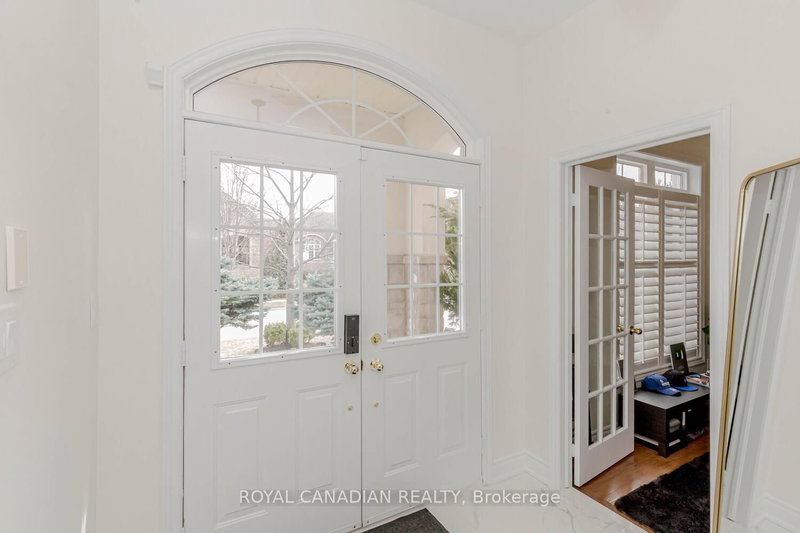 3331 Fox Run Circ, Oakville, L6L 6W4 | Image 3