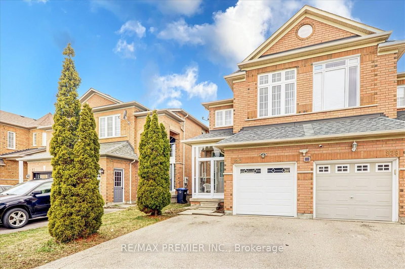 926 Ledbury Cres, Mississauga, L5V 2P8 | Image 2