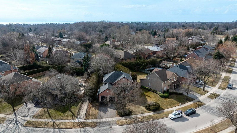 460 Aspen Forest Dr, Oakville, L6J 6H6 | Image 2