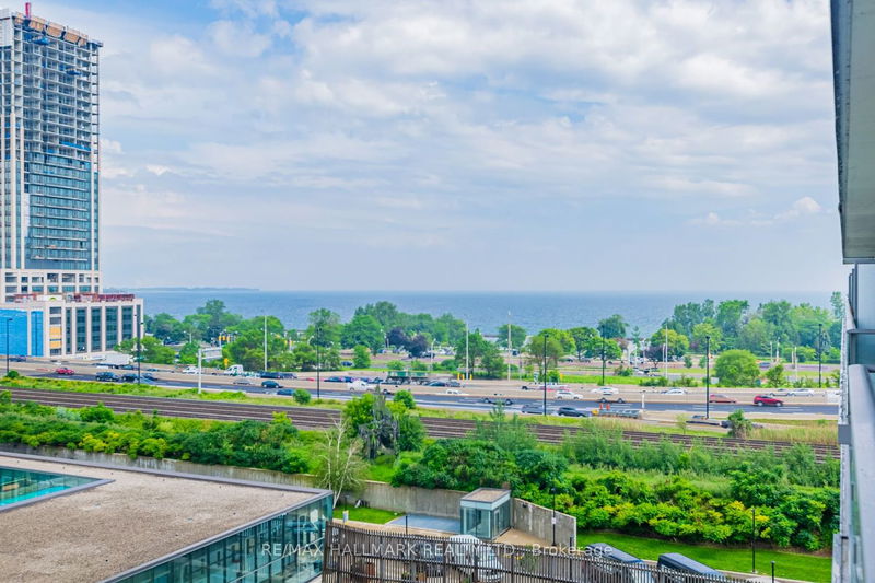 home for lease on 712-105 The Queensway