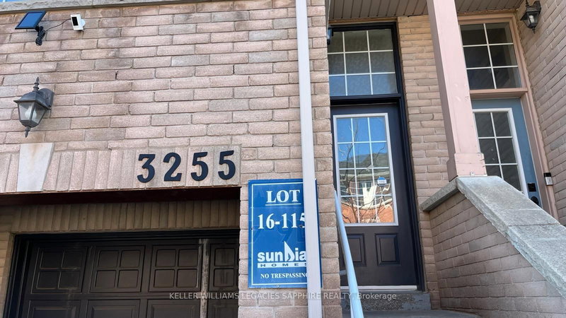 3255 Redpath Circ, Mississauga, L5N 8R3 | Image 2
