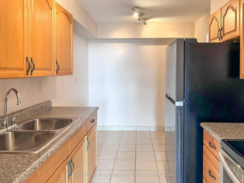 904 - 10 Tobermory Dr, Toronto, M3N 2Y5 | Image 3