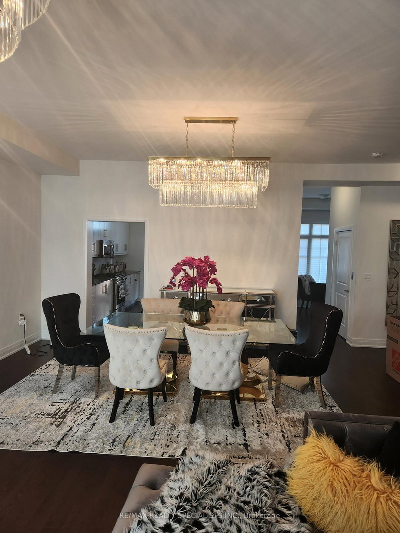 2122 Royal Gala Circ, Mississauga, L4Y 0H2 | Image 2