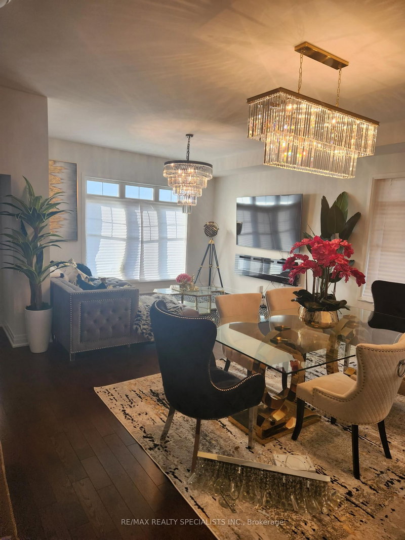 2122 Royal Gala Circ, Mississauga, L4Y 0H2 | Image 3