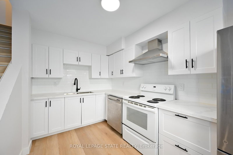 3 Holmstead Crt, Brampton, L6S 1R9 | Image 2