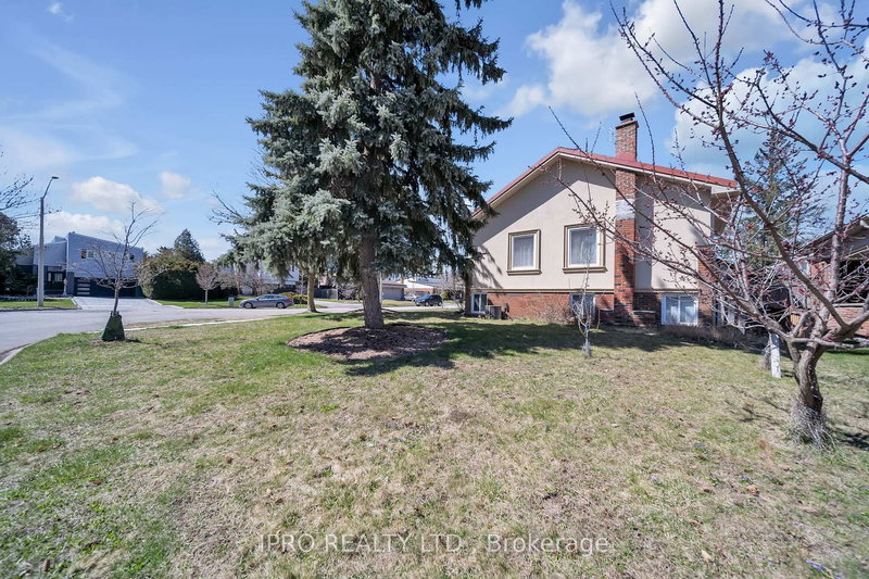 41 Bowshelm Crt, Mississauga, L5N 1K2 | Image 2