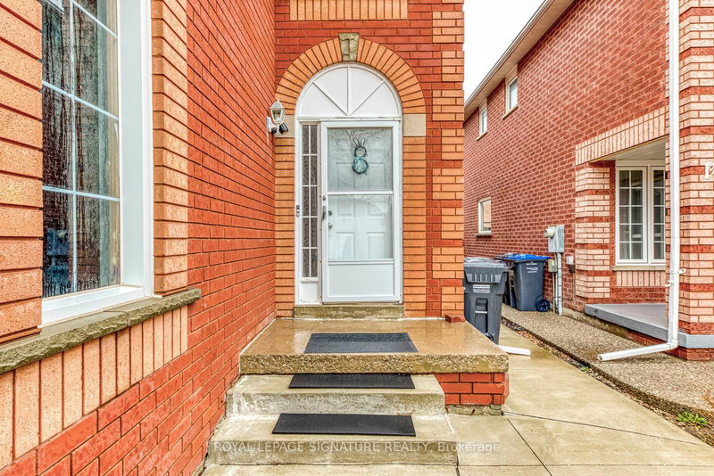 3927 Rippleton Lane, Mississauga, L5N 6Z8 | Image 2