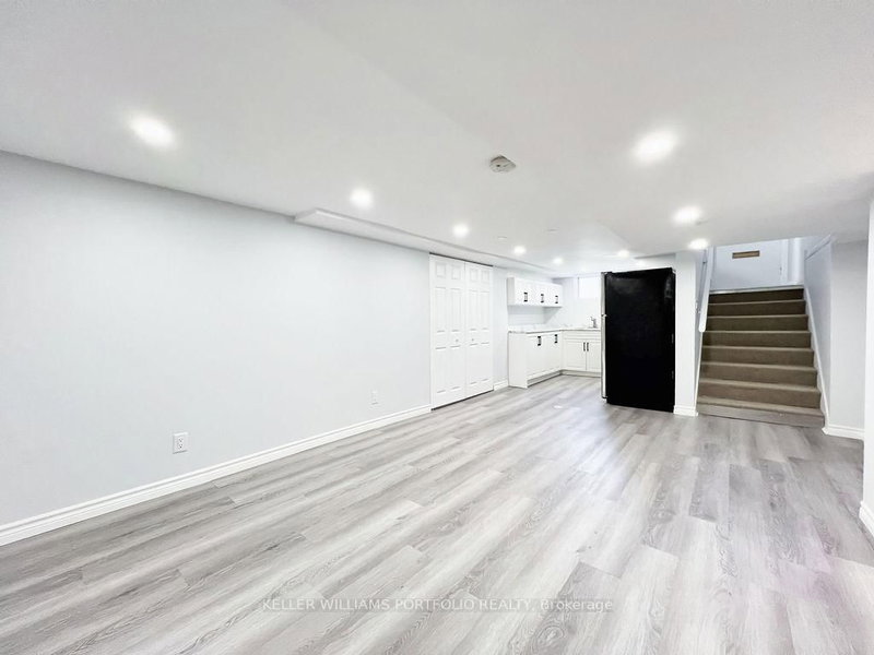 Lower - 34 Ovida Ave, Toronto, M9B 1E1 | Image 2