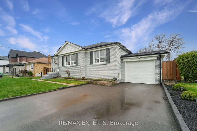 2504 Donnavale Dr, Mississauga, L5A 2N1 | Image 3