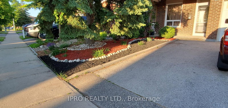 12 Simmons Blvd, Brampton, L6V 3V5 | Image 2