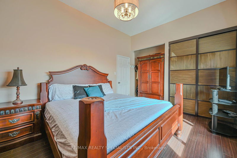 66 Carisbrook Crt  Brampton, L6S 3K1 | Image 23