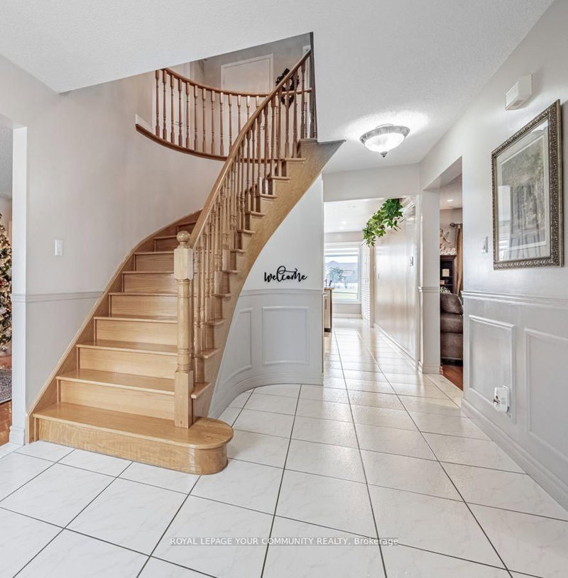 60 Newgreen Cres, Brampton, L6S 4Y5 | Image 3