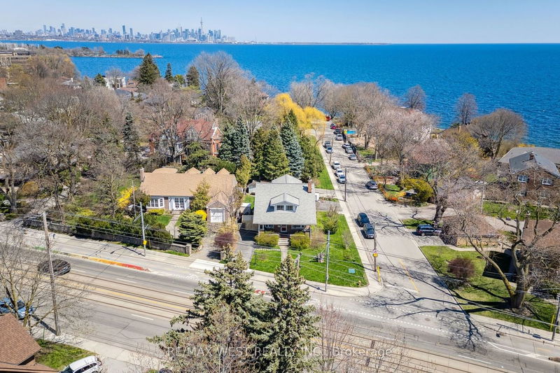 home for sale on 2585 Lake Shore Boulevard W