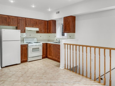 Semi-Detached House leased at 3-2417 Dundas Street, Toronto, Ontario, M6P 1X3 - High Park North - MLS: W8265336