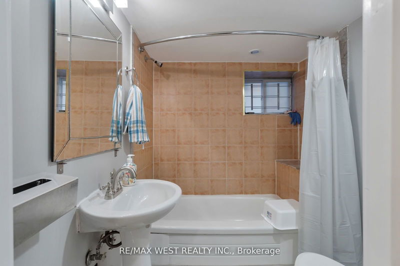 96 Roncesvalles Ave  Toronto, M6R 2K8 | Image 22