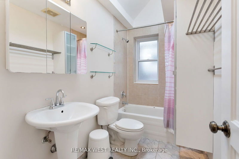 96 Roncesvalles Ave  Toronto, M6R 2K8 | Image 28