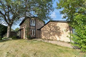 2545 Folkway Dr, Mississauga, L5L 2J9 | Image 3