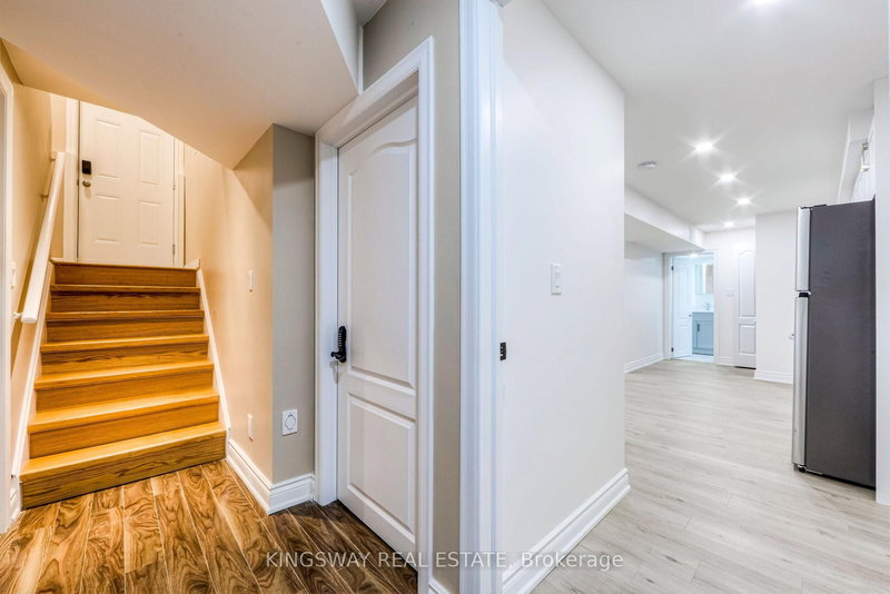 1051 Caven St, Mississauga, L5G 4J3 | Image 2